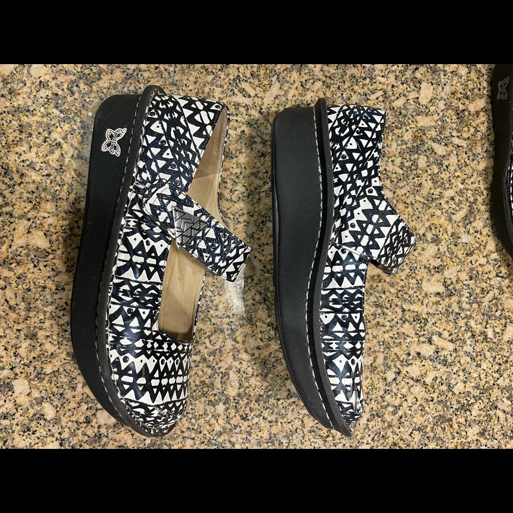 Alegria Black and white Mary Jane Nursing clog. Size 38. Condition- used, good.